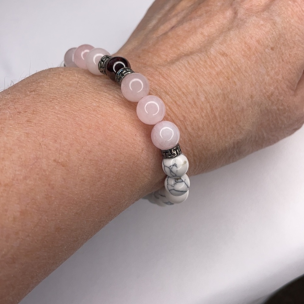 New Crystal Garnet Howlite Rose Quartz Stretch Bracelet Medium - Picture 6 of 6